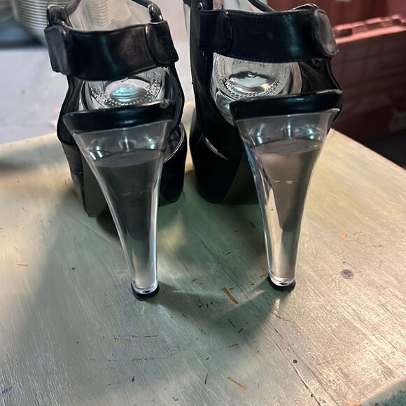 Size 38 (7.5) Guess Clear + Black Platform - Picture 4 of 5
